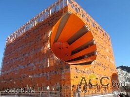 «Апельсиновое» здание-куб в центре Лиона