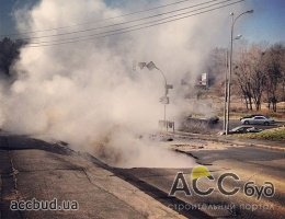 В центре Киева прорвало теплотрассу: провалился асфальт, улицы залило кипятком