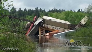 В Канаде рухнул в реку железнодорожный мост вместе с поездом