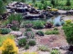 Пруд, дополненный каскадным водным потоком, стал структурообразующим центром в зоне отдыха. Статичный и динамичный аспекты воды позволили насытить пространство движением, сильной положительной энергией (Фото: Виталий Петрусенко)