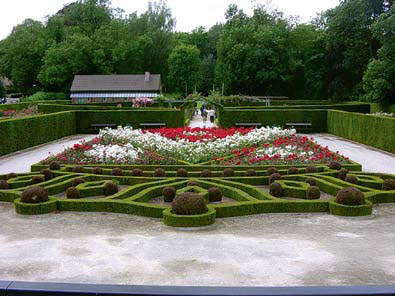 Клумбы в розарии Шато-де-Колома (Фото: www.natuurenbos.be)