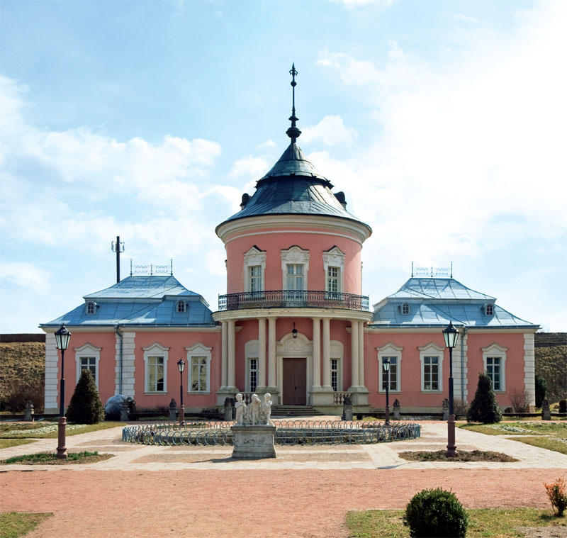 Фасад Золочевского замка